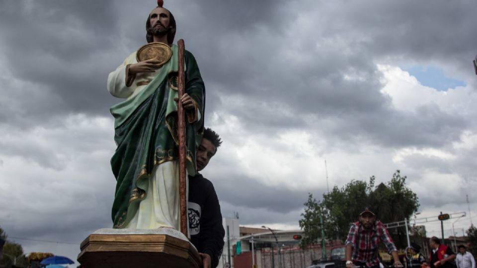 Feligreses se reúnen cada día 28 de octubre para celebrar a San Judas Tadeo en la iglesia de San Hipólito