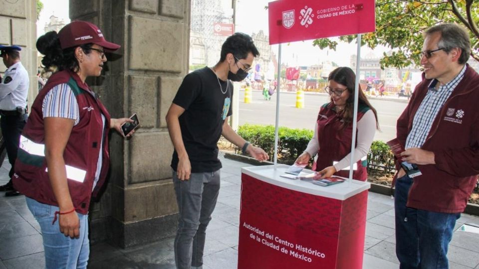 Autoridades de la CDMX buscan informar al tiempo que verifican las terrazas en el Zócalo