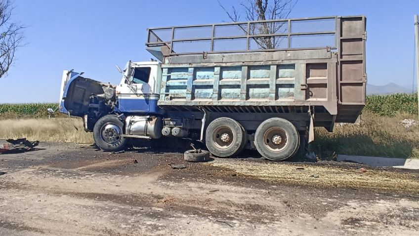 Agonizan conductor y copiloto tras chocar contra un torton