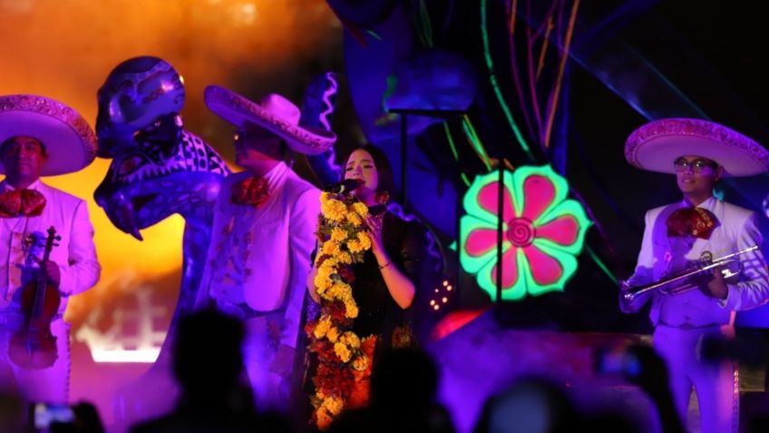 Desfile del Día de Muertos minuto a minuto: Ángela Aguilar canta ante miles de personas en el Zócalo capitalino