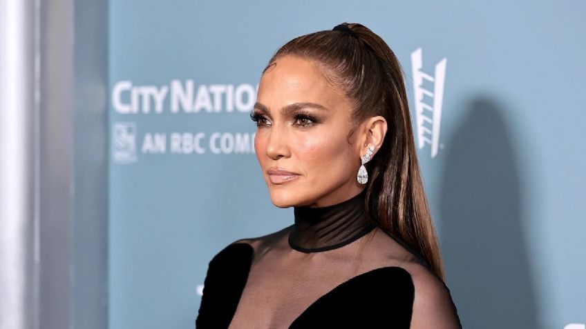 Desde la cama, JLo sube la temperatura con poco a la imaginación