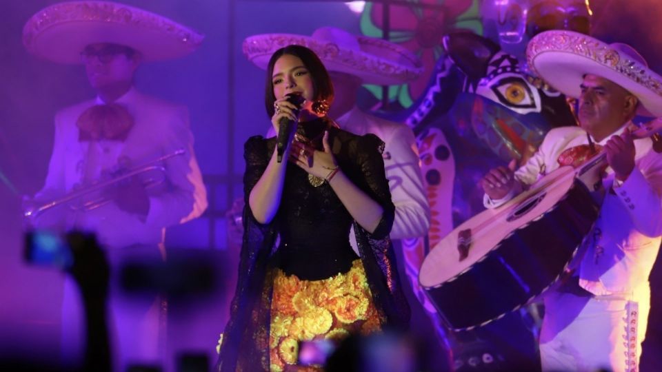 Ángela Aguilar lució un hermoso vestuario en su presentación en el Zócalo de la Ciudad de México.