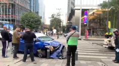 Un aparatoso choque en Av. Insurgentes termina con dos autos achicharrados