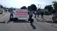 Transportistas exigen frenar extorsiones y bloquean carreteras en Chiapas