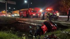 Así rescataron a un automovilista que cayó al drenaje en la Carretera 57 de Querétaro