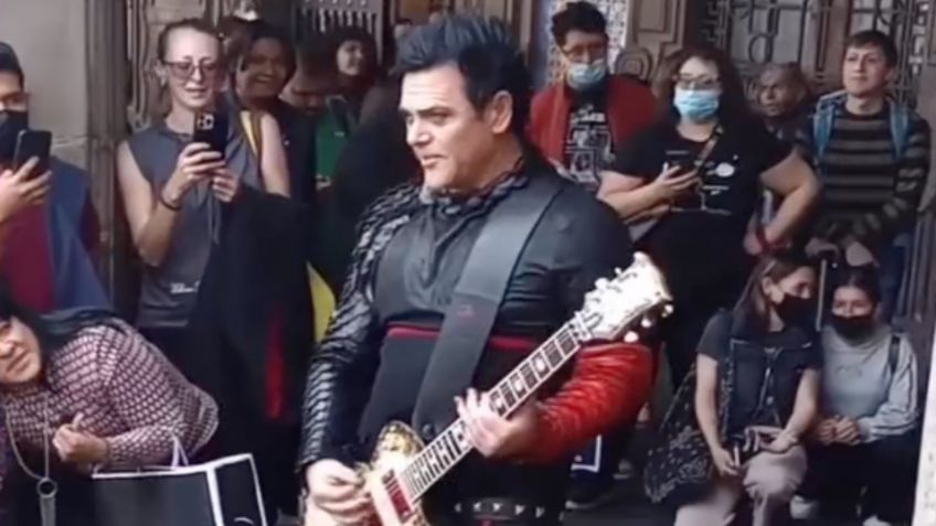 VIDEO | Richard Kruspe de Rammstein sorprende tocando en el Zócalo de la CDMX al lado de sus fanáticos