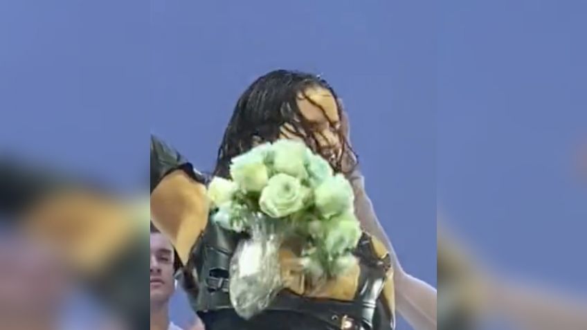 VIDEO | Rosalía recibe fuerte golpe en el rostro con un ramo de flores