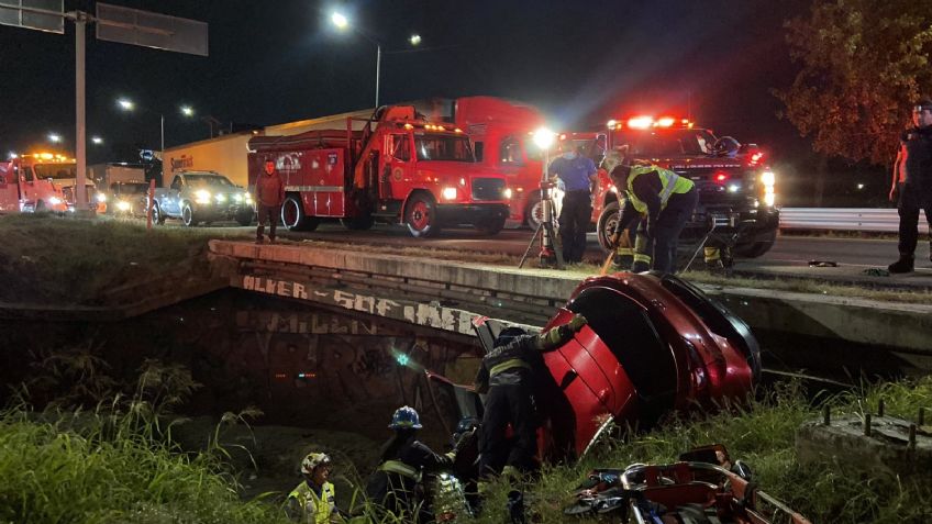 Así rescataron a un automovilista que cayó al drenaje en la Carretera 57 de Querétaro