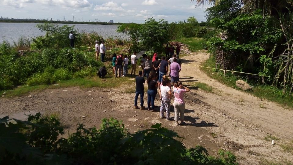 El adolescente también se atoró y no podía salir del agua