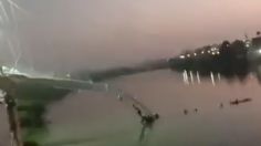 VIDEO | Un puente colgante se derrumba en India y decenas de personas caen al mar