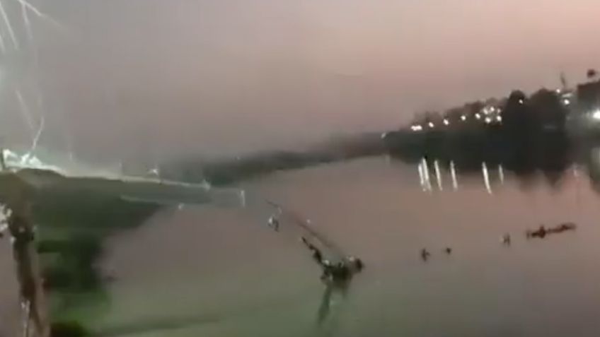 VIDEO | Un puente colgante se derrumba en India y decenas de personas caen al mar