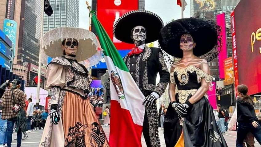 Catrinas y charros toman Nueva York; posan desde los edificios más icónicos de la Gran Manzana