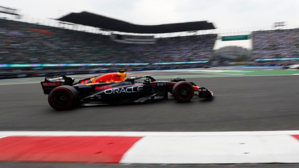 El  mexicano Sergio Pérez de Red Bull Racing en la entrada al Foro Sol.