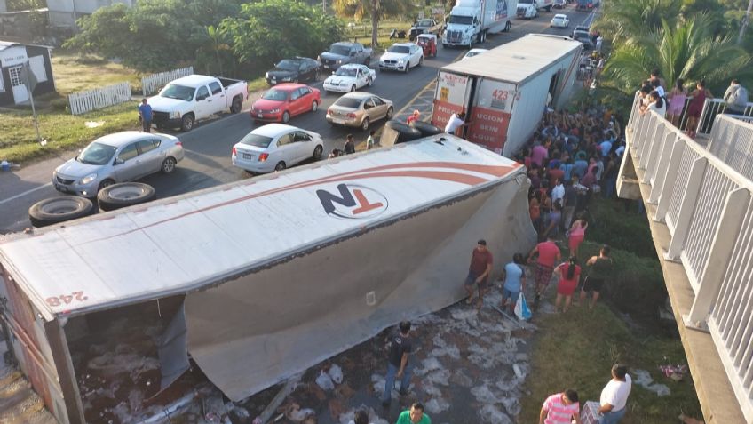 FOTOS | La volcadura de un tráiler de cerveza termina en la rapiña de cientos de litros