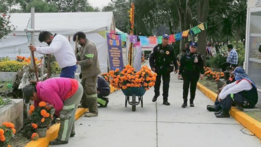 Día de Muertos: Más de 3 mil policías vigilan romerías y panteones en CDMX