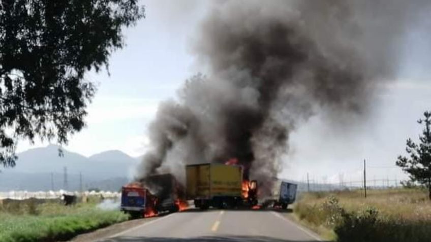 Normalistas provocan caos en Michoacán: incendian al menos 8 camiones en manifestación