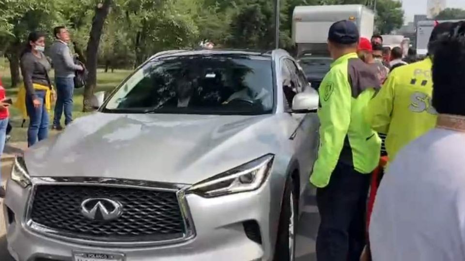 Los policías ayudan a liberar la vialidad