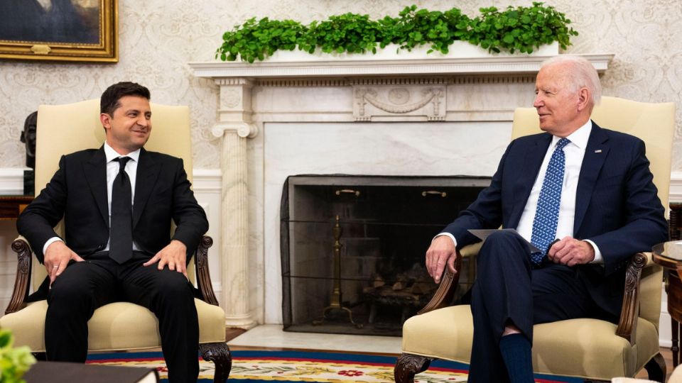 En la imagen, el presidente de Ucrania, Volodímir Zelenski y el de Estados Unidos, Joe Biden.

