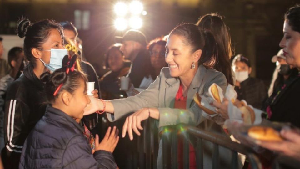 El pan entregado la noche de este lunes, fue una aportación de estados participantes en la ofrenda como Veracruz, Guerrero y Guanajuato