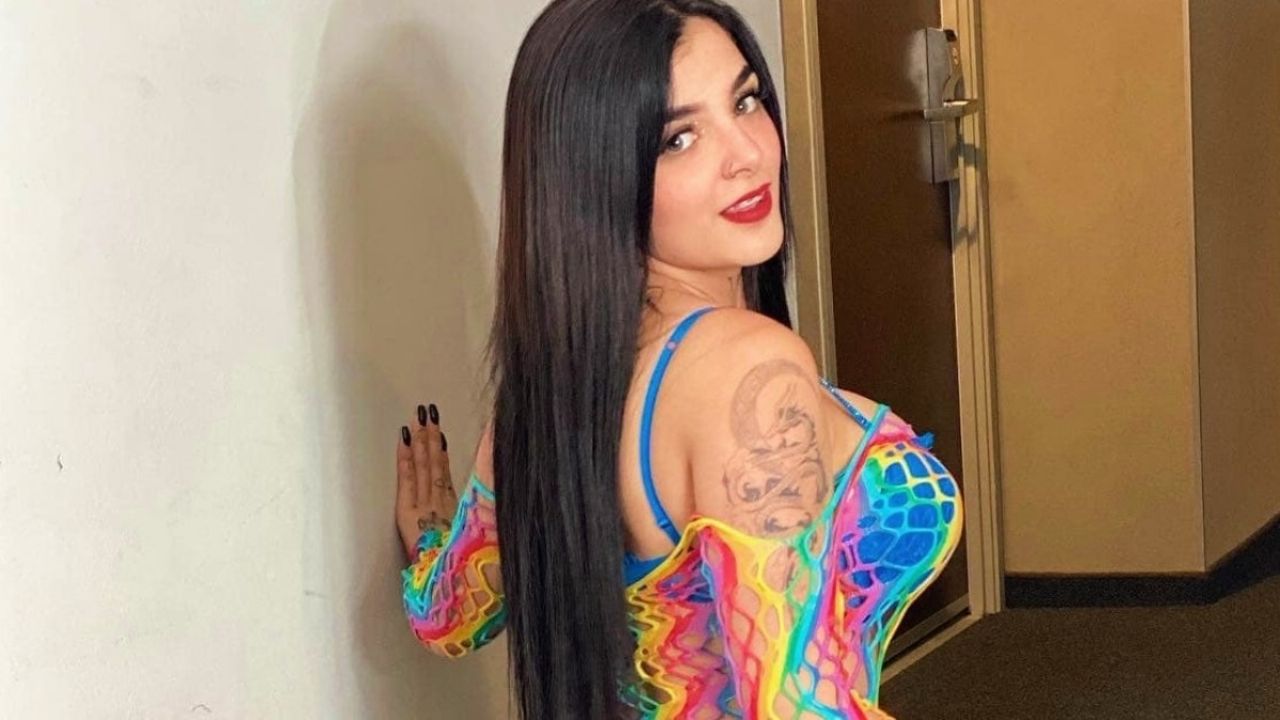 Kareli Ruiz declares herself the queen of style in a tight floral mini dress