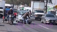 VIDEO | Destruyen su auto a martillazos y le propinan golpiza: el brutal ataque de mototaxistas a un conductor