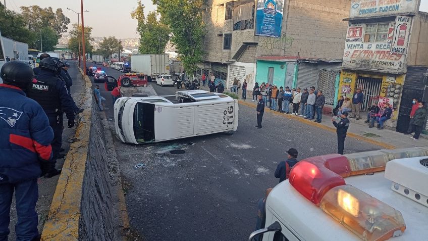 Tlalnepantla: la fuerte volcadura de una combi de pasajeros deja 5 lesionados