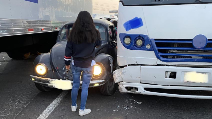 Vía Morelos: Un vocho queda atorado entre dos camiones, hay tráfico rumbo a Martín Carrera