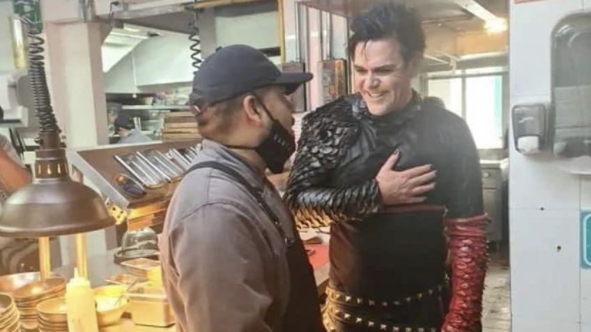 El guitarrista de Rammstein se pone a hacer tacos durante su visita a la CDMX| Fotos