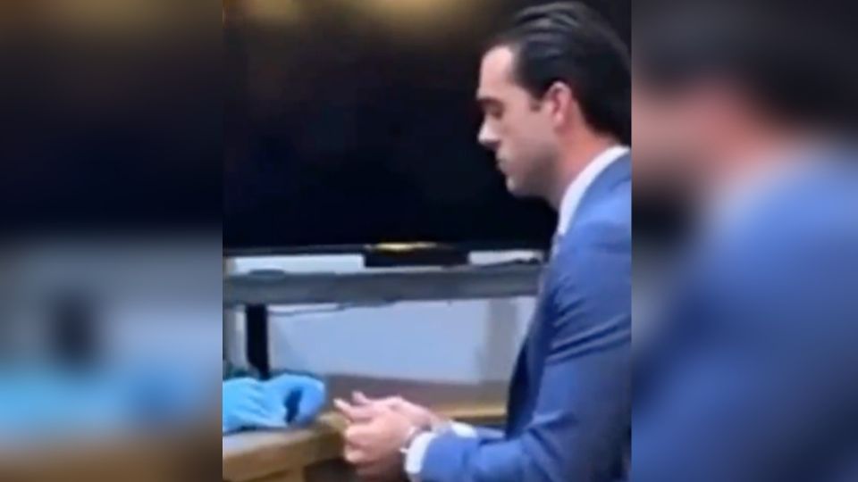 Pablo Lyle es esposado y plasma sus huellas antes de ser trasladado a prisión