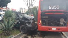 Una unidad del Metrobús, una patrulla y un auto particular protagonizan un aparatoso choque en el Eje 3 Oriente