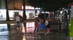 VIDEO | Peatones cruzan las calles en carritos de súper tras severas inundaciones en CDMX