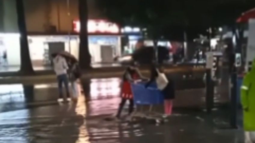 VIDEO | Peatones cruzan las calles en carritos de súper tras severas inundaciones en CDMX