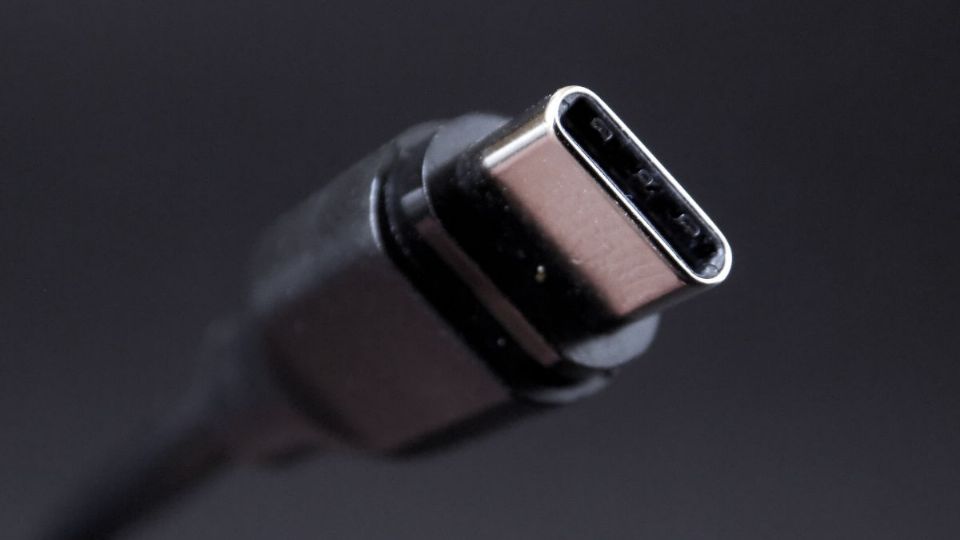 En agosto de 2014, la USB-IF, organización que une a Apple, Intel y HP, entre otros, publicó la estandarización de este conector.