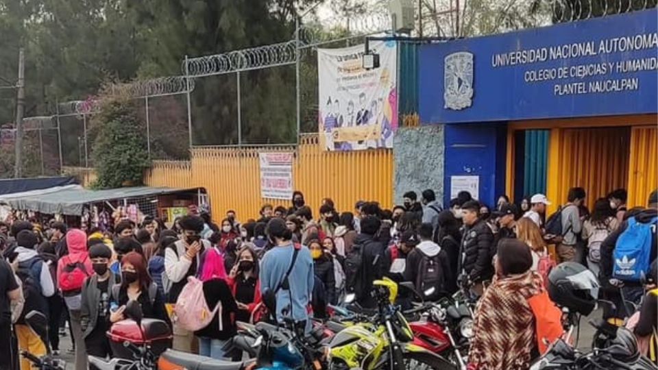 Alumnos del CCH Naucalpan tomaron las instalaciones del plantel.