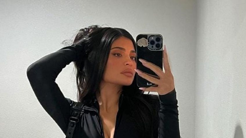 Kylie Jenner luce el escote más arriesgado para usar un bikini negro en otoño