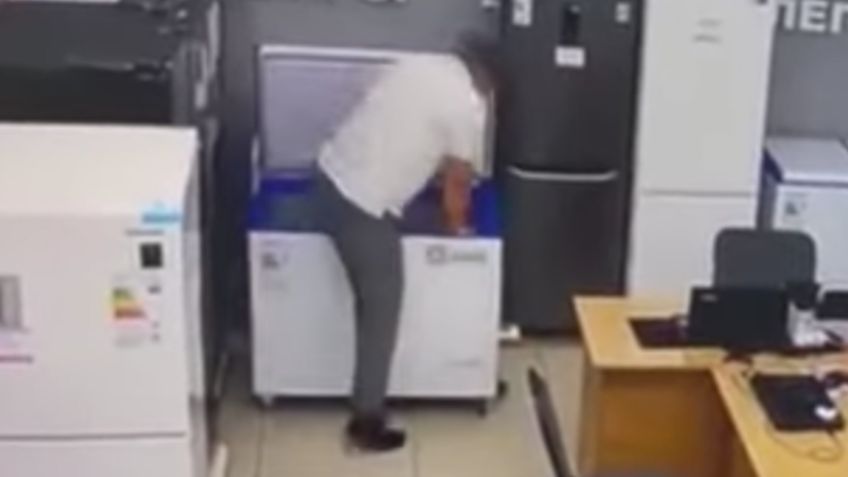 VIDEO | Un ladrón se esconde dentro de un refrigerador y queda atrapado