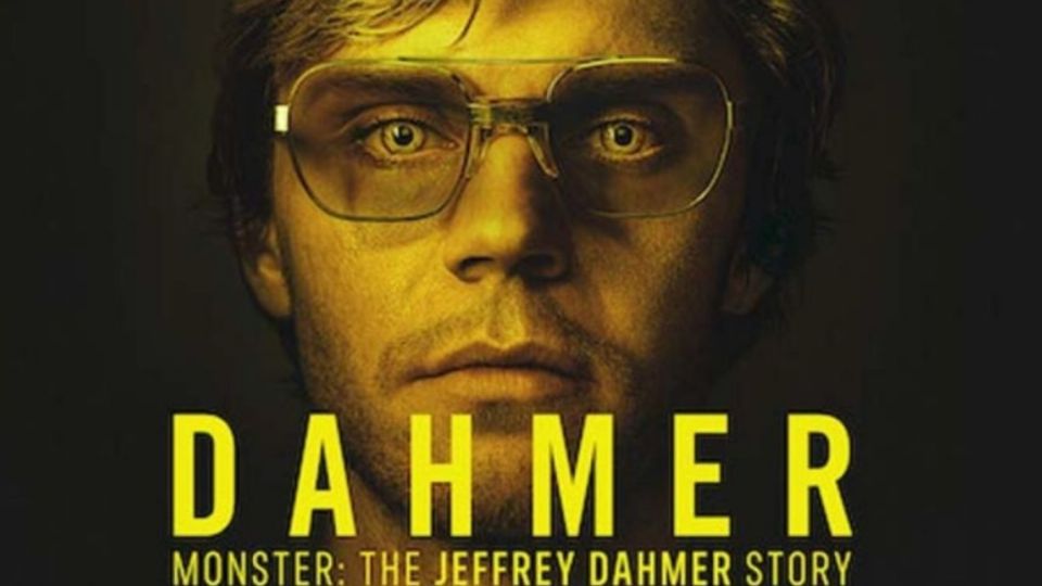 El reto consiste en ver las fotos originales que Jeffrey Dahmer tomó con su polaroid y reaccionar en un video. FOTO: Netflix