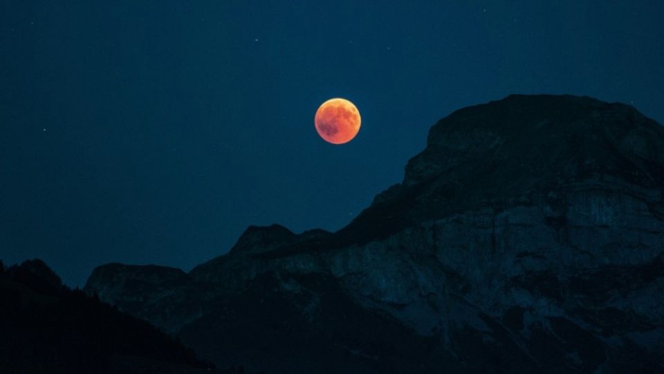 El ciclo de la Luna dura aproximadamente 28 días.