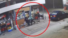 VIDEO | Captan violento asalto en gasolinera: trío de ladrones golpeó y azotó a trabajador contra el suelo