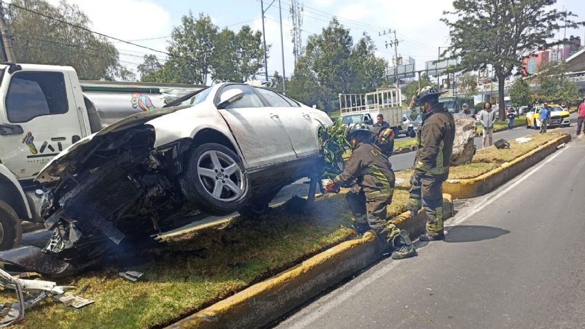 Accidente en Periférico Sur: fuerte volcadura de una auto deja 2 lesionados