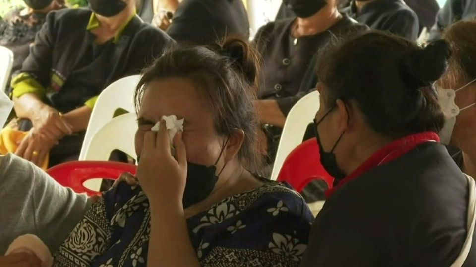 Familias desconsoladas ponen un altar para sus infantes tras el peor de los asesinatos masivos registrados en la región.