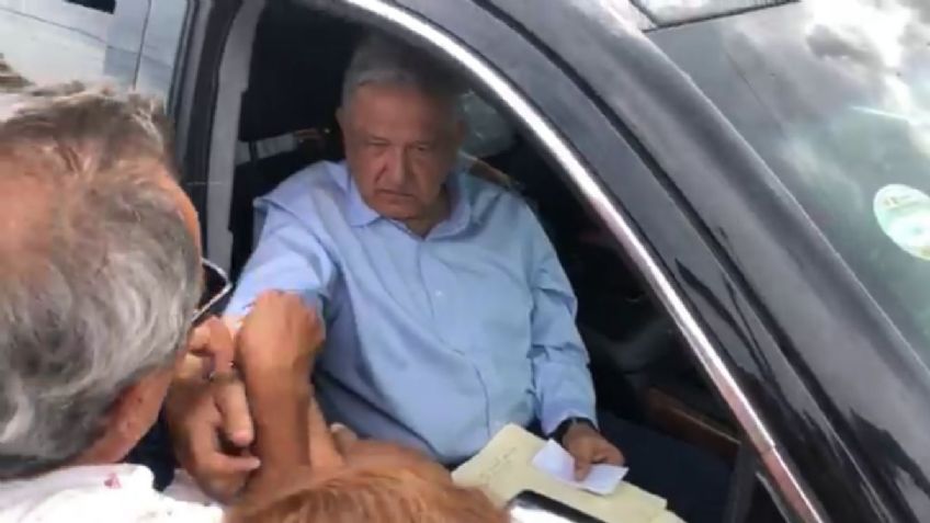 AMLO llega a la refinería de Pemex de Ciudad Madero, es recibido por cientos de personas