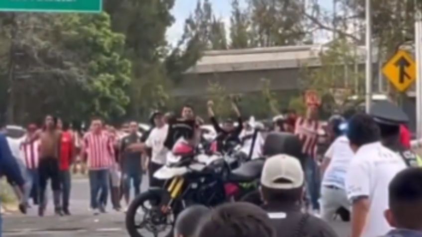 Video: Pelea entre aficionados de Puebla y Chivas se desata previo al repechaje