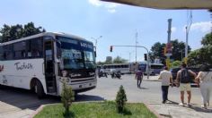 Oaxaca: los choferes de transporte urbano bloquean calles y cruceros, piden aumentar a 10 pesos la tarifa