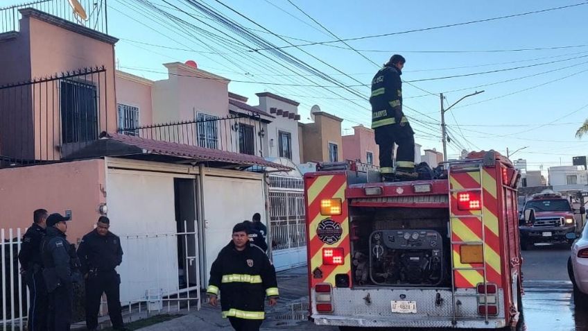 Veladora causa fuerte incendio que es sofocado por bomberos del municipio del municipio de Aguascalientes