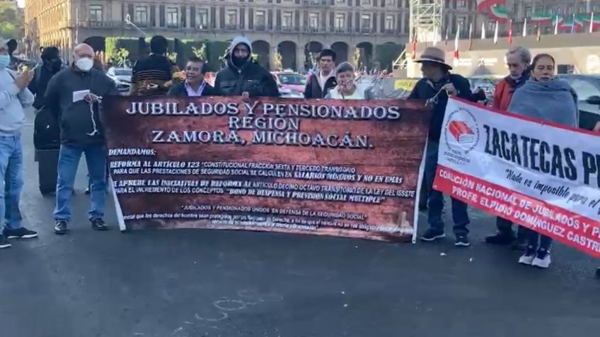 Jubilados se plantan en Palacio Nacional para protestar y causan caos vial en el Centro Histórico