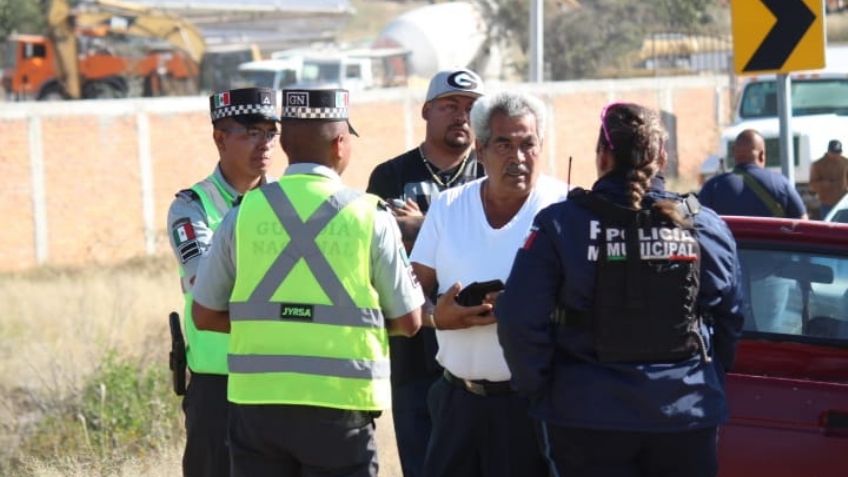 Encuentran a motociclista muerto en un barranco