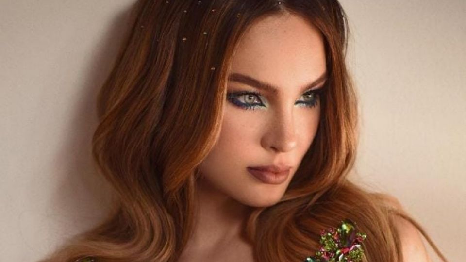 Belinda presumió el maquillaje de ojos ideal para brillar esta temporada navideña.