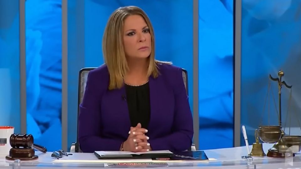 La conductora de 'Caso cerrado' fue sorprendida con su gemela.