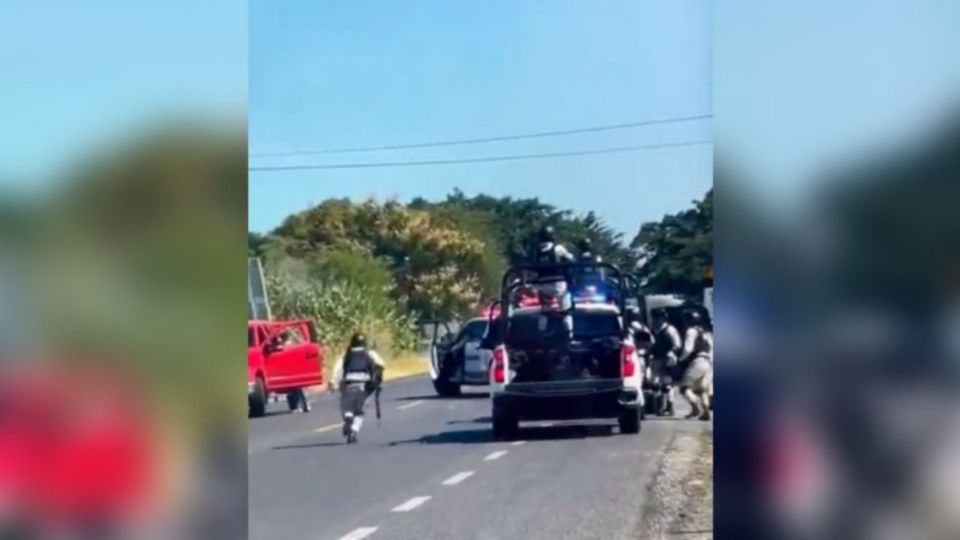 En la calle Emiliano Zapata de La comunidad de Mismaloya, se mantienen varias unidades de la Guardia Nacional y SEDENA